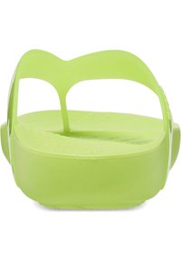 Zielone plastikowe sandały z grubą podeszwą i wyprofilowaną wkładką. Posiadają dwa szerokie paski oraz teksturowane wzory dla lepszej przyczepności.