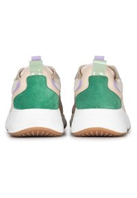 Baskets texturées en matériaux multiples avec une combinaison d'accents beige, vert et lavande, dotées d'une semelle extérieure blanche et d'un passepoil rembourré.