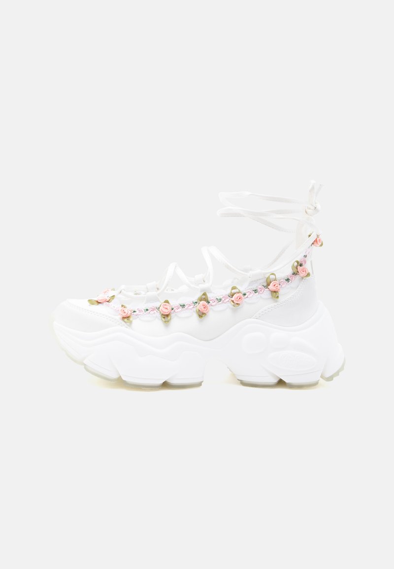 Chunky λευκό αθλητικό παπούτσι με κορδόνια μπροστά, διακοσμημένο με μικρά ροζ λουλούδια κατά μήκος της πλευράς και λουράκια αστραγάλου.