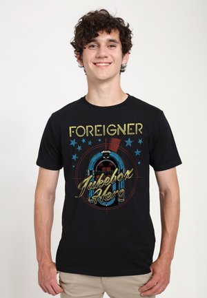 Czarny bawełniany t-shirt z kolorową grafiką jukeboxa oraz napisem "FOREIGNER JUKEBOX HERO" w różnych czcionkach. Krótkie rękawy, okrągły dekolt.