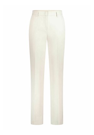 Roomkleurige, op maat gemaakte broek met riemlussen en een rechte pijp, afgebeeld tegen een effen witte achtergrond.