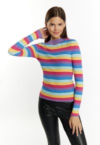Maglione a coste multicolore con strisce orizzontali in rosa, blu, giallo e viola; caratterizzato da un collo alto e una silhouette aderente.