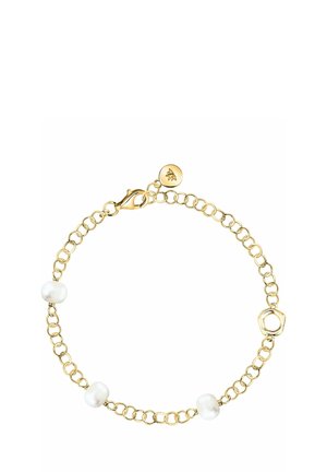 Goldkette-Armband mit drei gleichmäßig verteilten weißen Perlen und einem runden Verschlussanhänger mit einer Blattgravur.