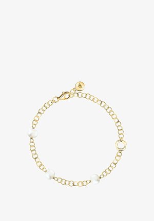 Goldkette-Armband mit drei gleichmäßig verteilten weißen Perlen und einem runden Verschlussanhänger mit einer Blattgravur.