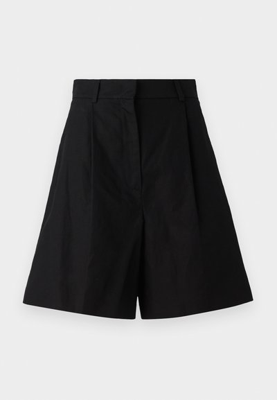 Shorts noirs taille haute avec un design plissé, dotés de poches latérales et d'une texture de tissu lisse. Lignes épurées et coupe ajustée.