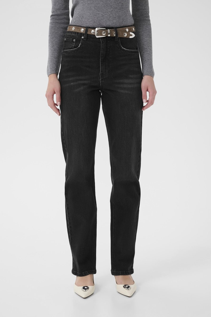 Mustad teksapüksid sirge lõikega, millel on valge õmblus, viis taskut ja pruun vöö metallist detailidega.