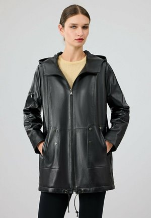 Schwarze Lederjacke mit Kapuze, Frontreißverschluss, zwei Druckknopftaschen und Kordelzugsaum. Glatte Textur mit minimalistischem Design.