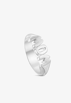 Anillo de plata con la palabra en relieve "MOM" en letras mayúsculas y redondeadas que envuelven la banda.
