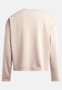 Beige Langarm-Sweatshirt mit Rundhalsausschnitt, das einen lässigen Schnitt und eine glatte Textur hat. Sichtbare Nähte an den Nähten.