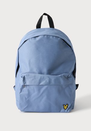 Sac à dos bleu clair avec une poche zippée à l'avant, une poignée noire sur le dessus et un petit logo d'oiseau jaune et noir dans le coin inférieur droit.
