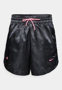 Pantalones cortos atléticos de satén negro con cintura elástica, cordón rosa y logo de Nike rosa. Patrón sutil grabado en toda la tela.