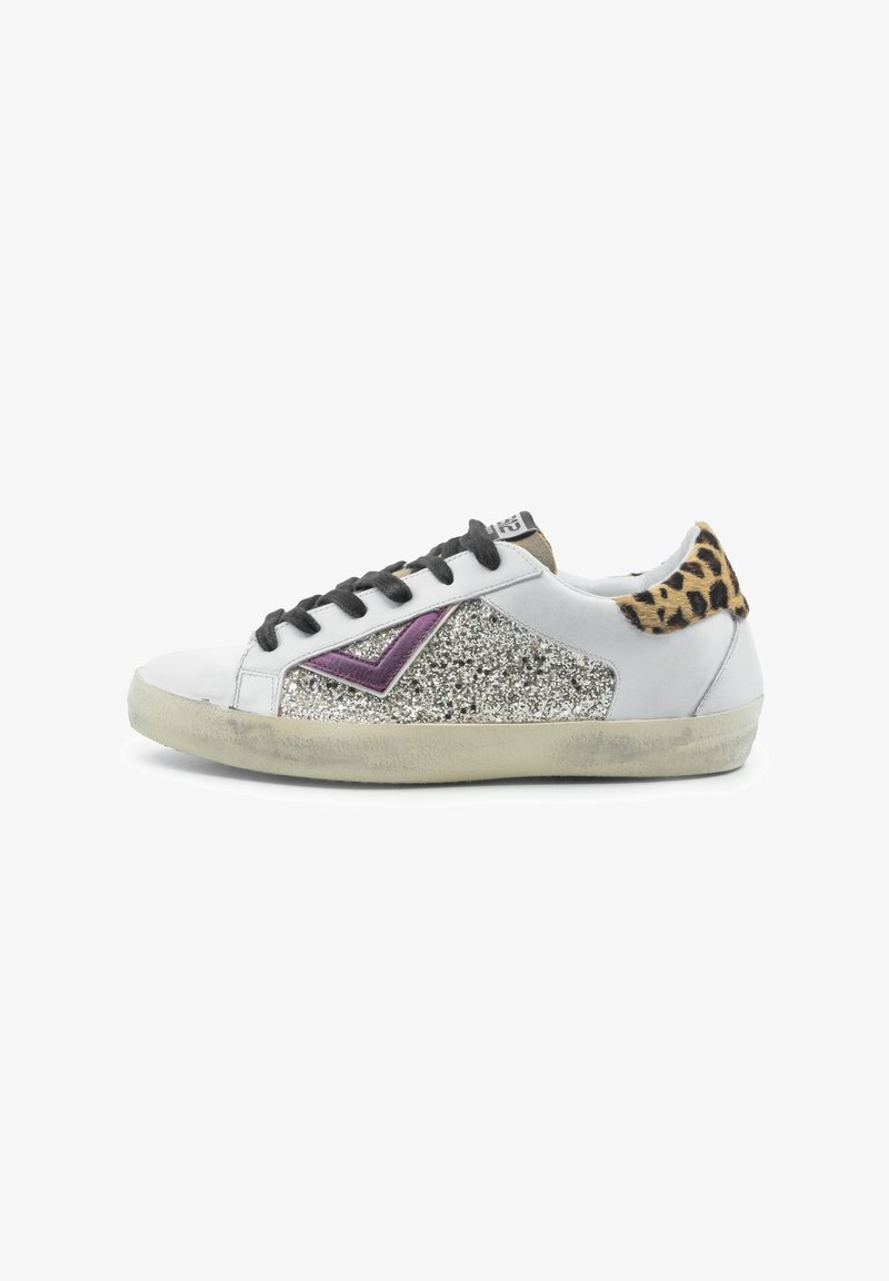 Sneaker bianca con pannello di glitter argento, accento viola, lacci neri e dettaglio di stampa leopardo sul tallone. Superficie testurizzata con suola usurata.