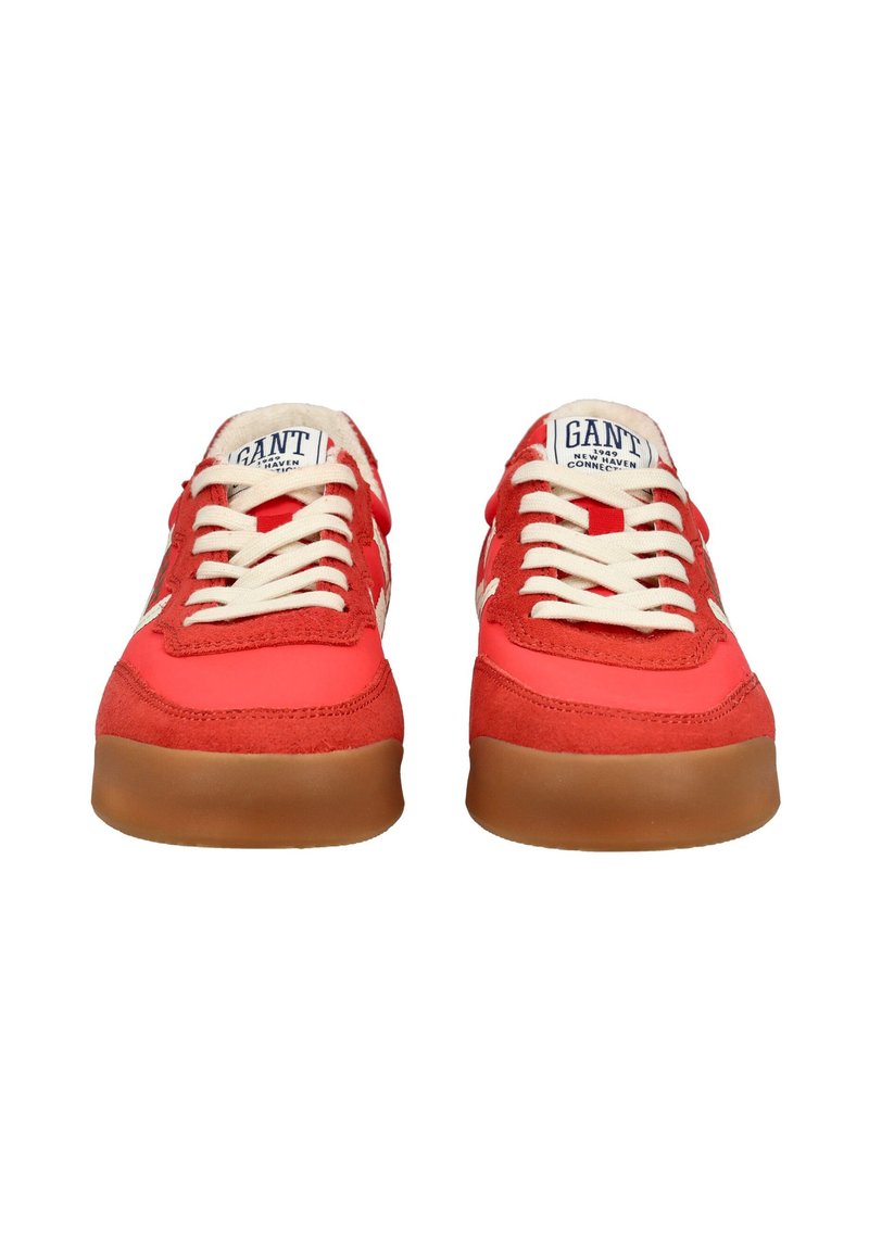 Rode sneakers vanimaal en synthetisch materiaal, met crème veters en een rubberen gumzool. Witte logo op de tong.