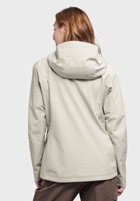 Hellbeige, wasserdichte Jacke mit großer Kapuze, glatter Textur und tailliertem Schnitt. Auffällige Nähte und moderner Stil. Rückansicht gezeigt.