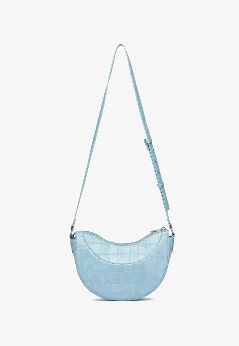 Světle modrá, umělá kožená taška přes rameno s zakřiveným tvarem, krokodýlí texturou, odnímatelným popruhem a zipovým uzávěrem.
