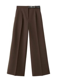 Pantalones de pierna ancha marrones con cintura ceñida por un cinturón, que presentan pliegues marcados y un diseño a medida. Fabricados con una tela lisa y con textura.