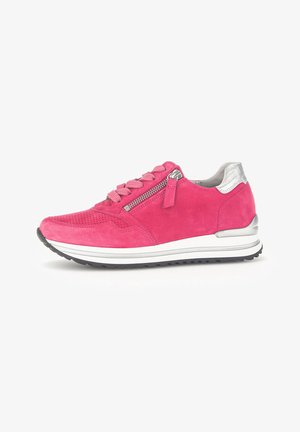 Rosa Wildleder-Sneaker mit silbernen Akzenten, Schnürdesign und Reißverschluss. Verfügt über ein durchlöchertes Muster und eine kontrastierende weiße Sohle.