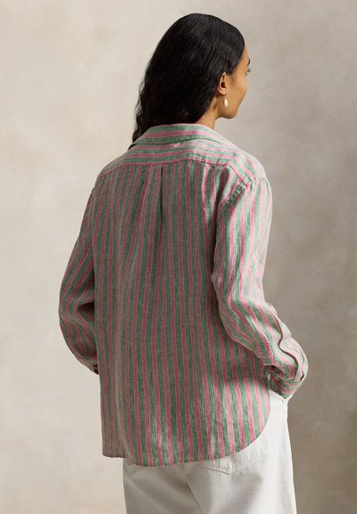 Πουκάμισο με ρίγες σε αποχρώσεις πράσινου, ροζ και κρεμ, κατασκευασμένο από ελαφρύ ύφασμα με γιακά με κουμπιά και άνετη γραμμή.