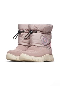 Růžové zimní boty s polstrovaným vrškem a semišovým spodkem, s kulatým logem a elastickým stahováním, umístěné na texturované gumové podrážce.