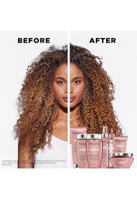 Voor en na afbeelding van een transformatie van krullend haar, met verschillende Kerastase haarproducten in roze verpakkingen aan de rechterkant.