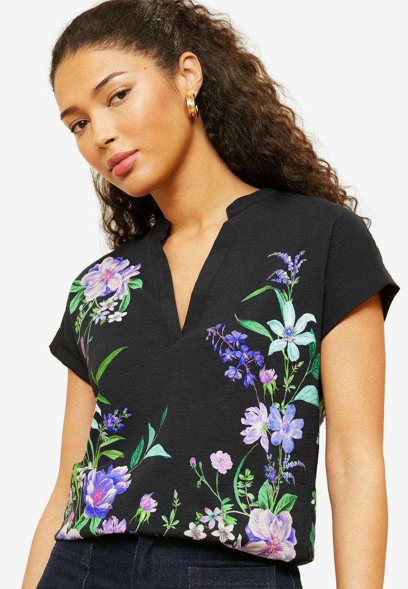 Love & Roses PETITE FIT - V-NECK  - Apdrukāts T-krekls - black floral