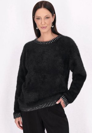Czarny puszysty sweter z okrągłym dekoltem i długimi rękawami. Prążkowane mankiety i dół z srebrnymi akcentami. Miękka tekstura, luźny krój.