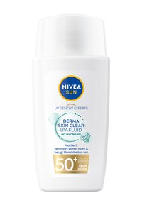 Weiße Kunststoffflasche mit Klappdeckel. Mit blauen und goldenen Akzenten, trägt den Produktnamen "NIVEA Sun Derma Skin Clear UV-Fluid" und das Etikett SPF 50+.