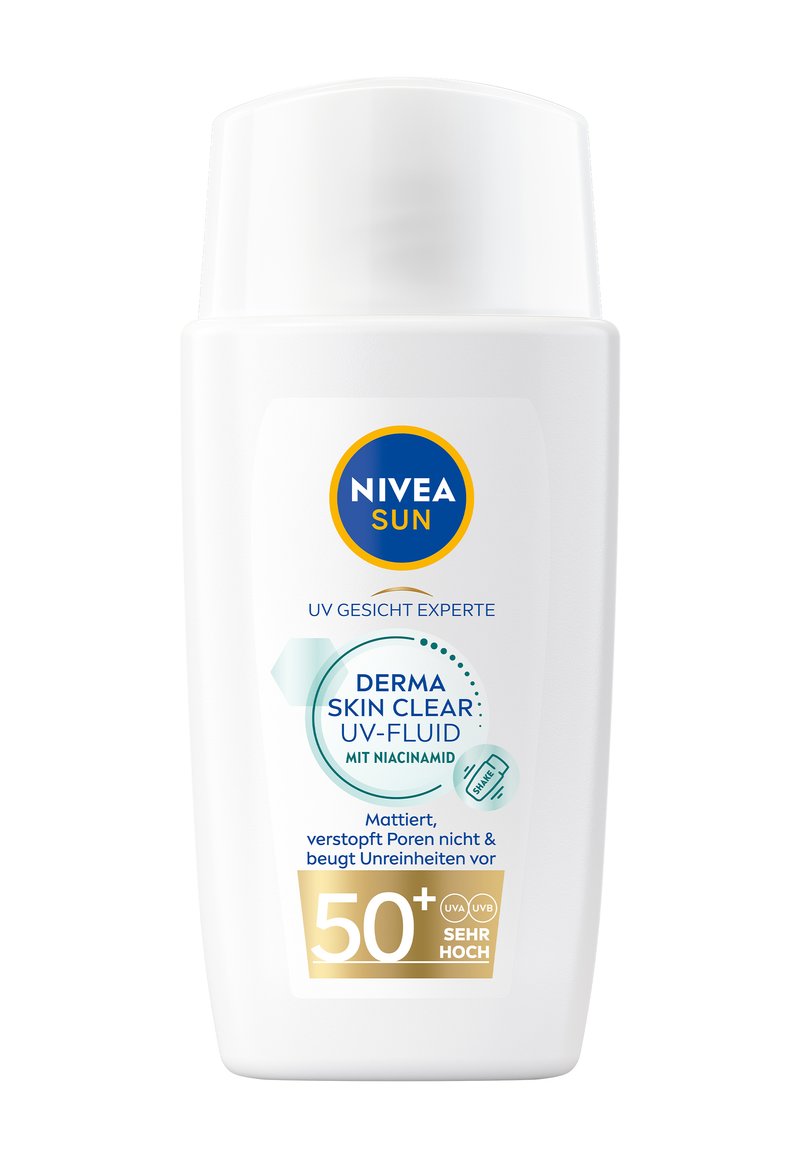 Weiße Kunststoffflasche mit Klappdeckel. Mit blauen und goldenen Akzenten, trägt den Produktnamen "NIVEA Sun Derma Skin Clear UV-Fluid" und das Etikett SPF 50+.