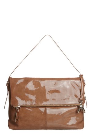 Sac à main en cuir marron avec une finition brillante, présentant un rabat pliable, des accessoires en or, et un charm amovible.