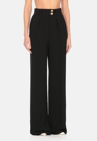 Pantaloni neri a vita alta con pieghe, caratterizzati da due bottoni dorati in accentuazione in vita e un design a gamba larga. Tessuto con una consistenza liscia.