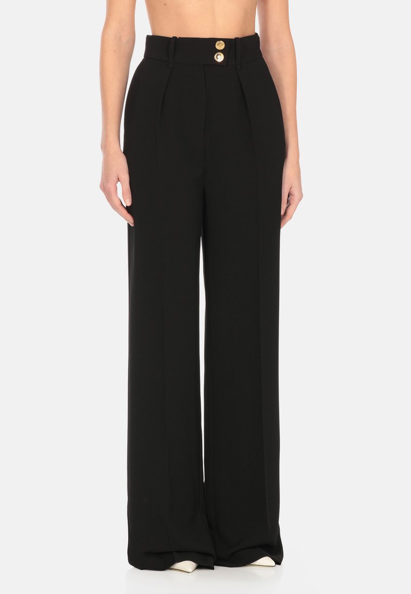 Pantaloni neri a vita alta con pieghe, caratterizzati da due bottoni dorati in accentuazione in vita e un design a gamba larga. Tessuto con una consistenza liscia.