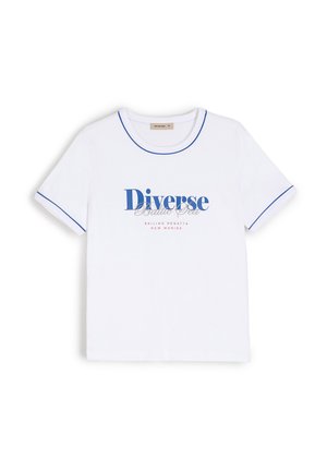 Biała bawełniana koszulka z niebieskim wykończeniem przy kołnierzyku i rękawach. Zawiera nadrukowany tekst w kolorze niebieskim i czerwonym, mówiący "Różnorodne Morze Bałtyckie."