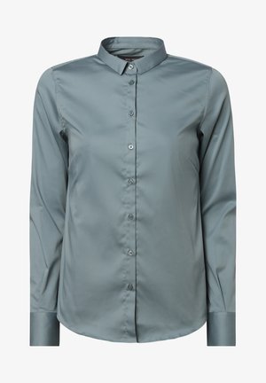 Damska koszula na długi rękaw zapinana na guziki, wykonana z gładkiej szarej tkaniny, z klasycznym kołnierzykiem i dopasowanymi mankietami.