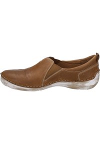 Brązowe skórzane buty slip-on z elastycznymi panelami bocznymi, kontrastującym białym szwem i teksturowaną białą podeszwą. Okrągły nosek i niski obcas.