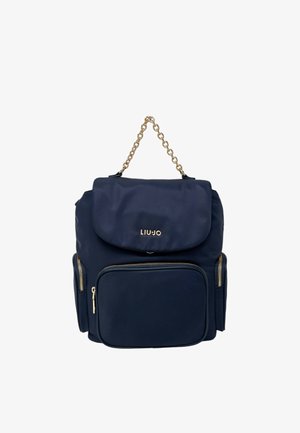 Zaino blu navy con tasca frontale con zip, due scomparti laterali con zip, chiusura a pattina, manico a catena dorata e logo "LIU JO" sulla pattina.
