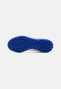 Suola in gomma blu con un motivo esagonale, caratterizzata da una superficie texturizzata per una migliore presa, attaccata a una parte superiore bianca. Logo Adidas visibile.