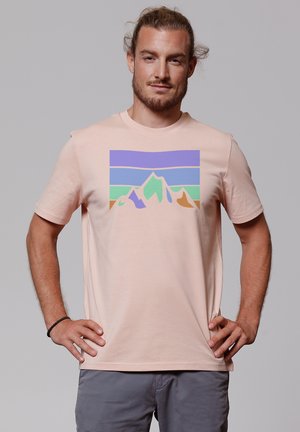Helles rosa T-Shirt aus weichem Stoff mit einem Berg-Graphic in Lila, Grün, Blau und Orange. Kurze Ärmel, Rundhalsausschnitt.