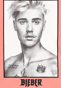 T-shirt en coton avec un portrait graphique en noir et blanc, un fond rose, et le texte "BIEBER" en bas. Tatouages visibles sur la poitrine.