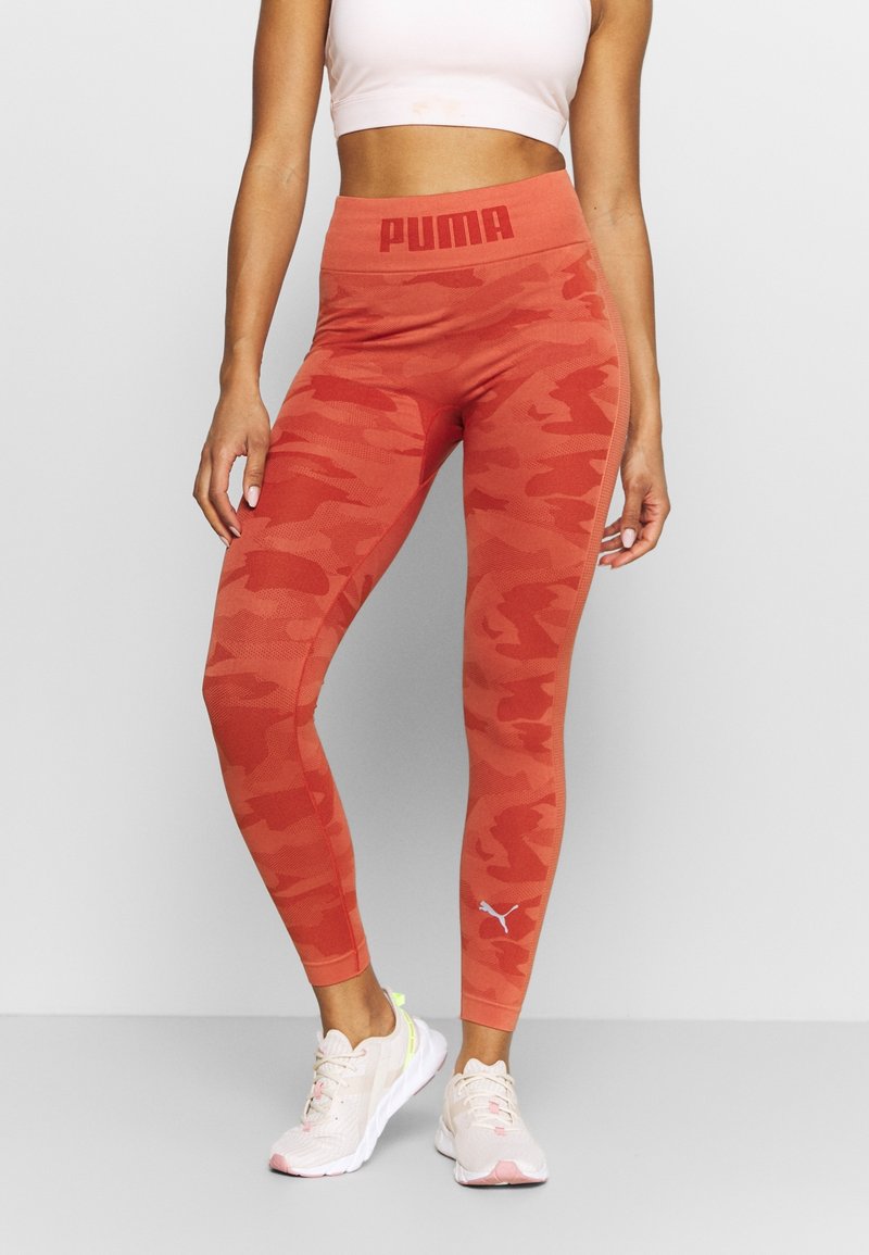 Legginsy w czerwonym wzorze kamuflażu z wysokim stanem, z teksturowanej tkaniny i białym logo Pumy na dolnej lewej nogawce.
