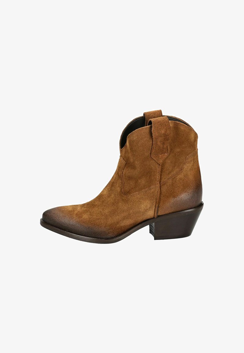 Stivale da cowboy in suede marrone con punta appuntita, linguette e tacco impilato. La parte superiore presenta una texture liscia e linee pulite.
