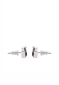 Orecchini a bottone in argento con cristalli ottagonali viola, dalle linee pulite e dalla superficie liscia, fissati con chiusure tradizionali a retro spinto.