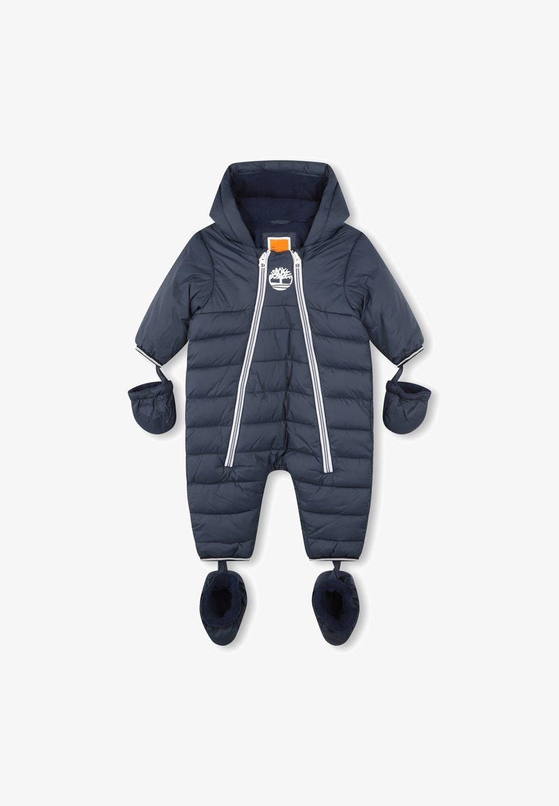 Combinaison de neige matelassée bleu marine pour bébé avec capuche, double fermeture éclair frontale, moufles attachées, chaussons et logo d’arbre blanc sur la poitrine.