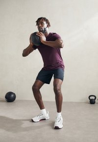 Under Armour TRIBASE REIGN 5 - Træningssko - white clay/deep red/beta