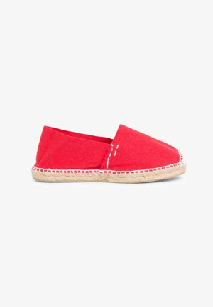 Espadrille en toile rouge avec un bout rond, des panneaux latéraux élastiques et une semelle en jute tissée. Des coutures blanches accentuent les bords. Profil plat.