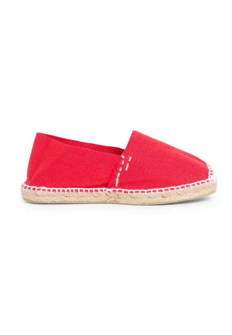 Espadrille en toile rouge avec un bout rond, des panneaux latéraux élastiques et une semelle en jute tissée. Des coutures blanches accentuent les bords. Profil plat.