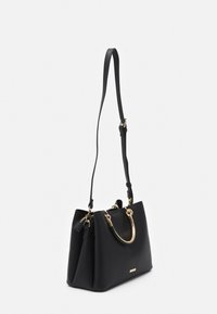 Borsa a mano in pelle nera con forma strutturata, dettagli in hardware dorato, tracolla removibile e apertura superiore con zip.
