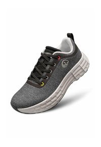 Botte de sport grise avec un dessus en tissu texturé, des lacets noirs contrastants et des accents jaunes et rouges. Semelle blanche épaisse avec un motif de traction.