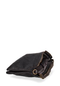 Borsa a spalla in pelle nera con una cerniera in ottone lucido, bordi arrotondati, un anello decorativo e un interno profondo e spazioso. Texture liscia.