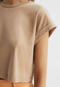 Reiss Paprasti marškinėliai - camel
