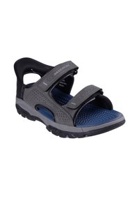 Sandalia atlética en negro y gris con correas ajustables de gancho y bucle, talón acolchado, plantilla texturizada en azul y suela resistente para tracción.